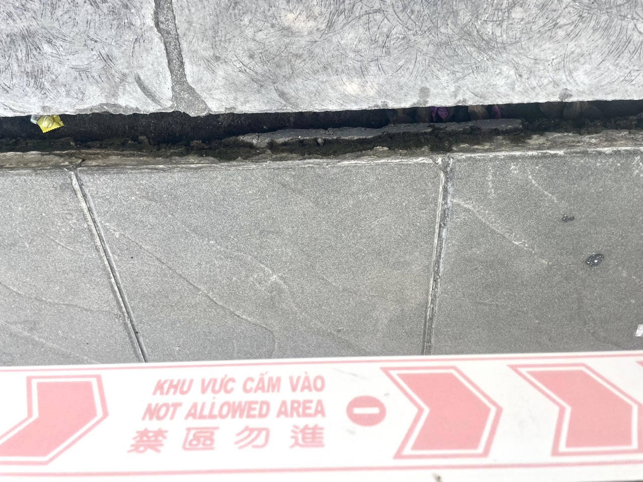 Vỉa hè đường Mạc Thái Tổ bất ngờ sụt lún