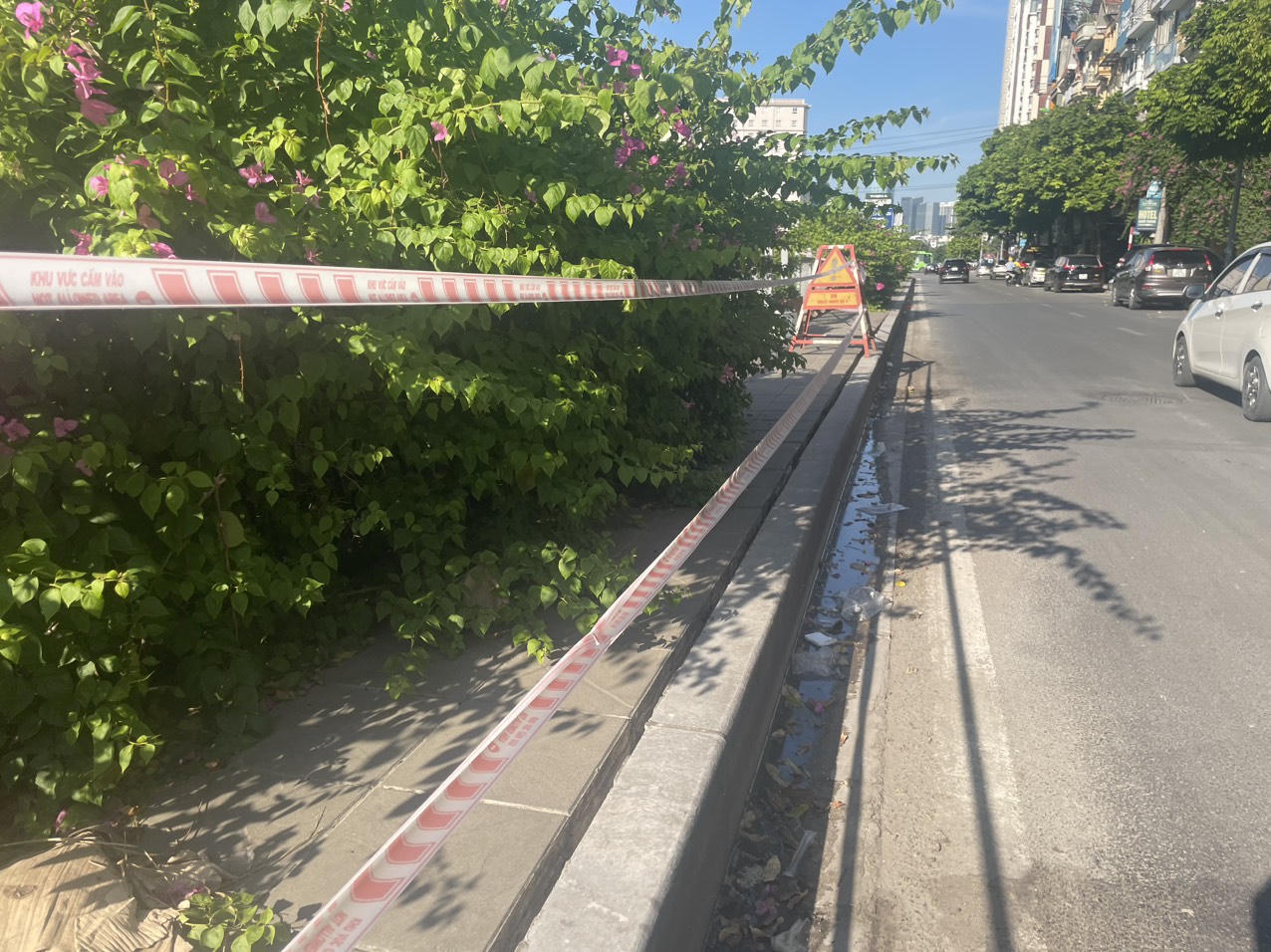 Vỉa hè đường Mạc Thái Tổ bất ngờ sụt lún