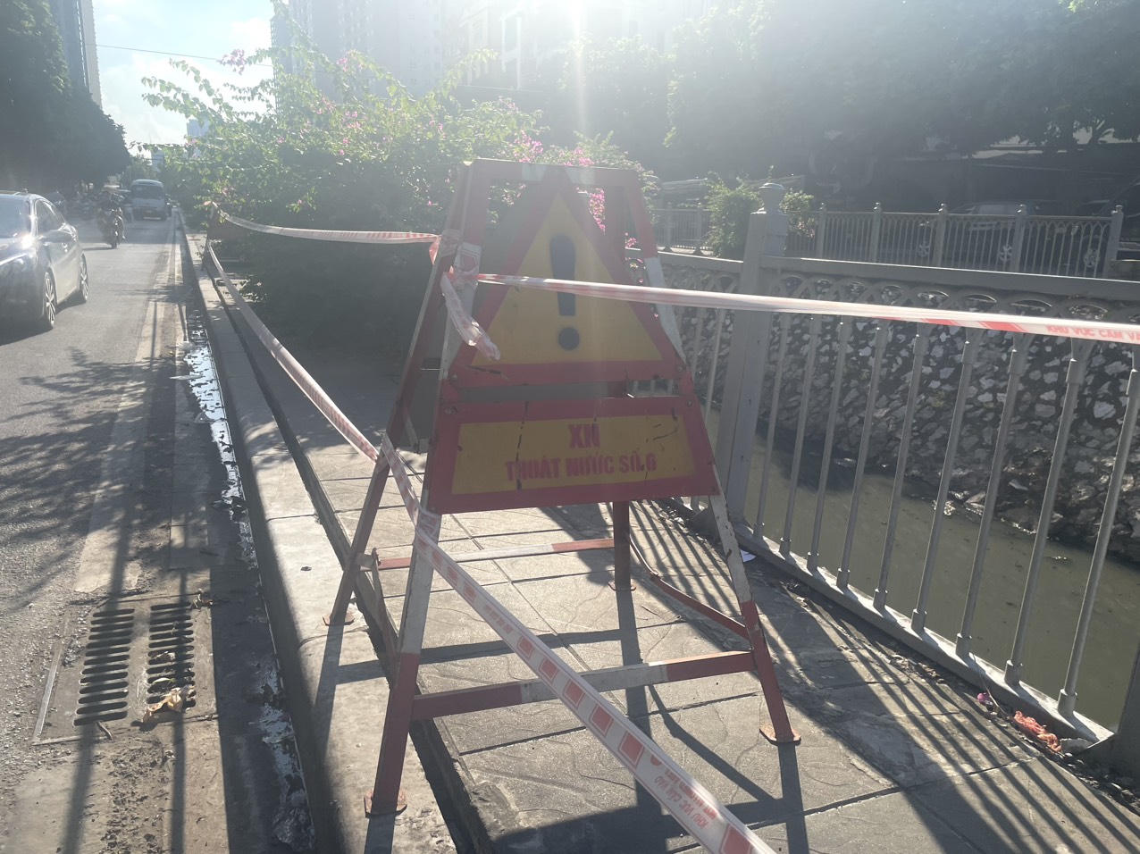 Vỉa hè đường Mạc Thái Tổ bất ngờ sụt lún