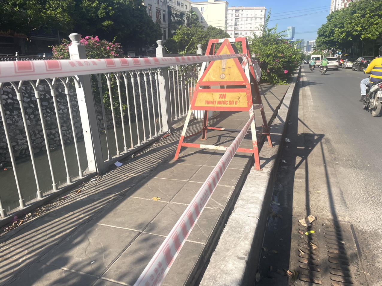 Vỉa hè đường Mạc Thái Tổ bất ngờ sụt lún