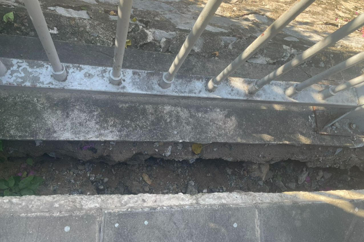 Vỉa hè đường Mạc Thái Tổ bất ngờ sụt lún