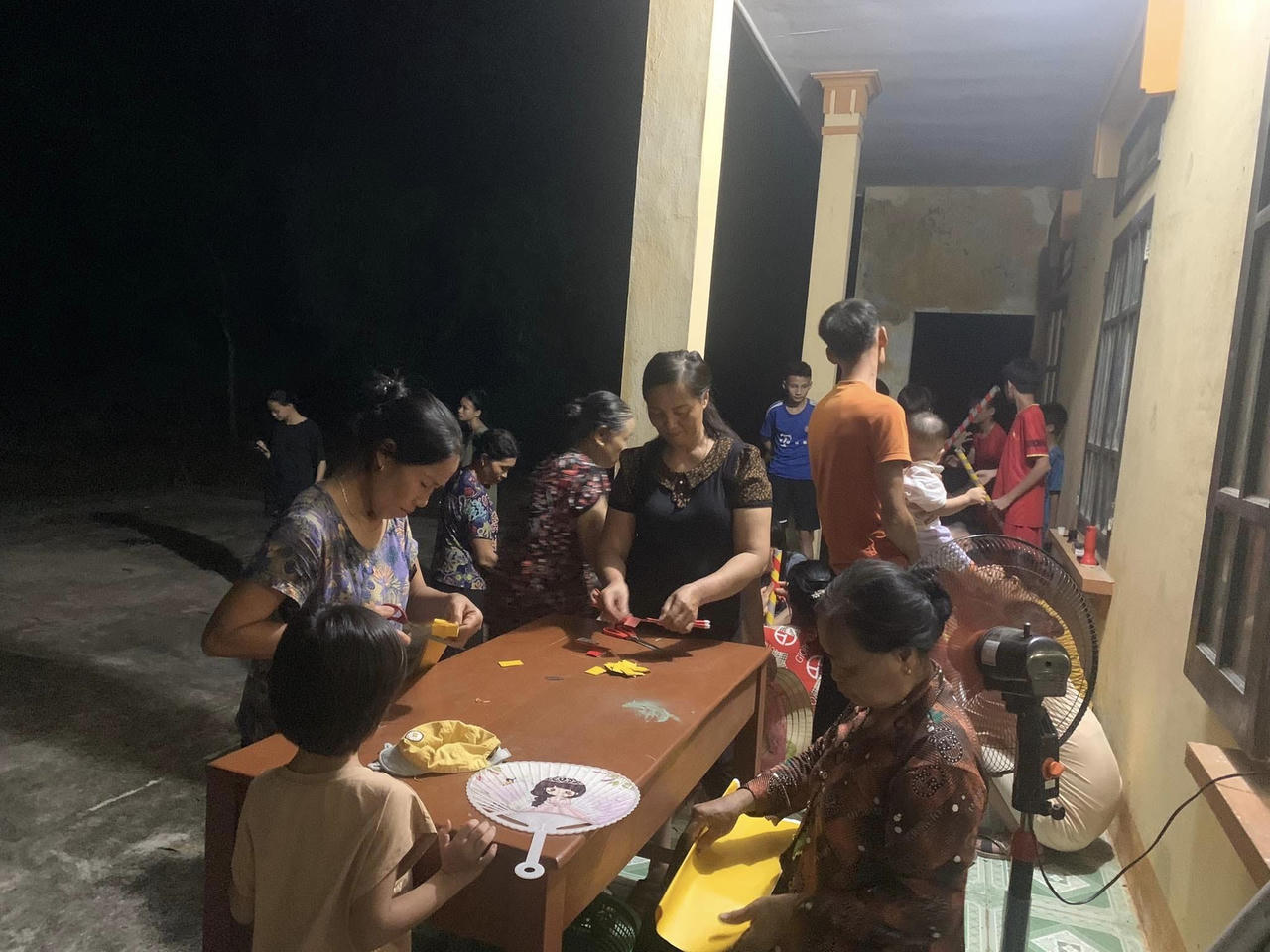 Trẻ làng quê rộn ràng chuẩn bị Tết Trung thu