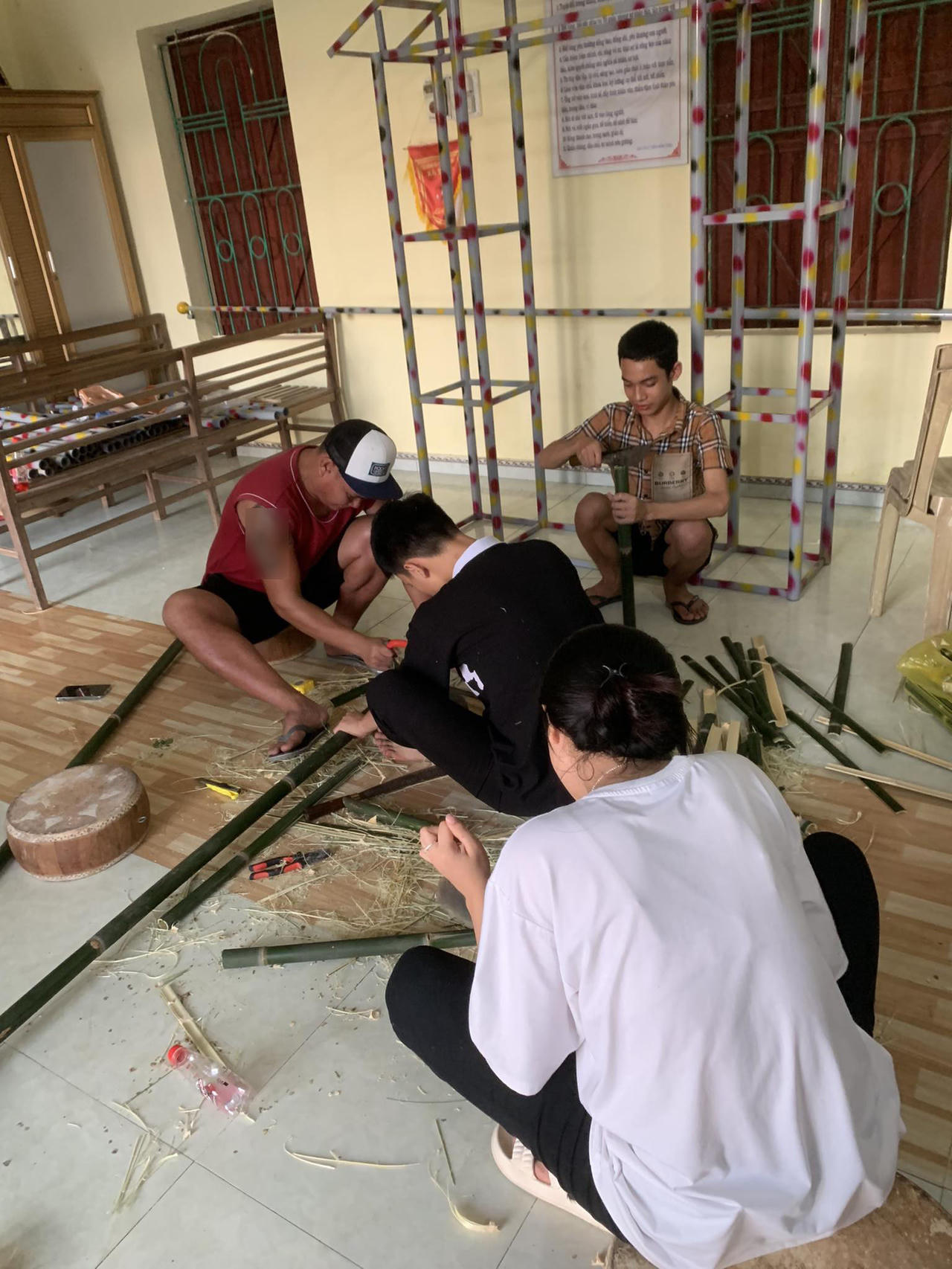 Trẻ làng quê rộn ràng chuẩn bị Tết Trung thu