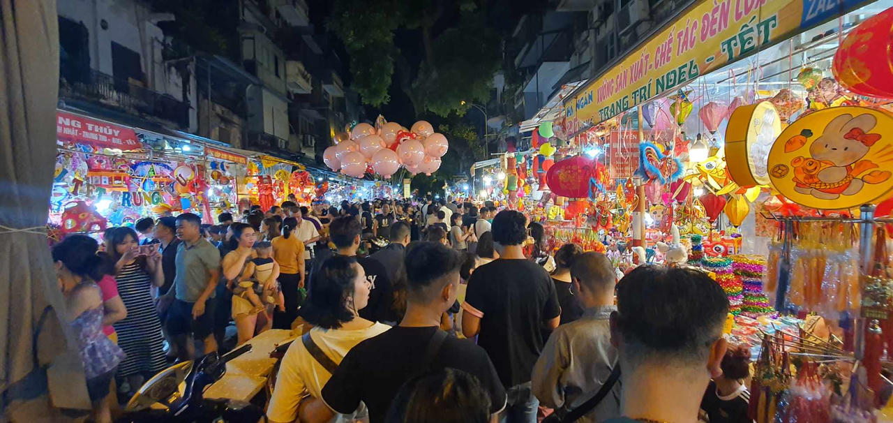 'Biển người' đổ về phố Hàng Mã trước thềm Trung thu