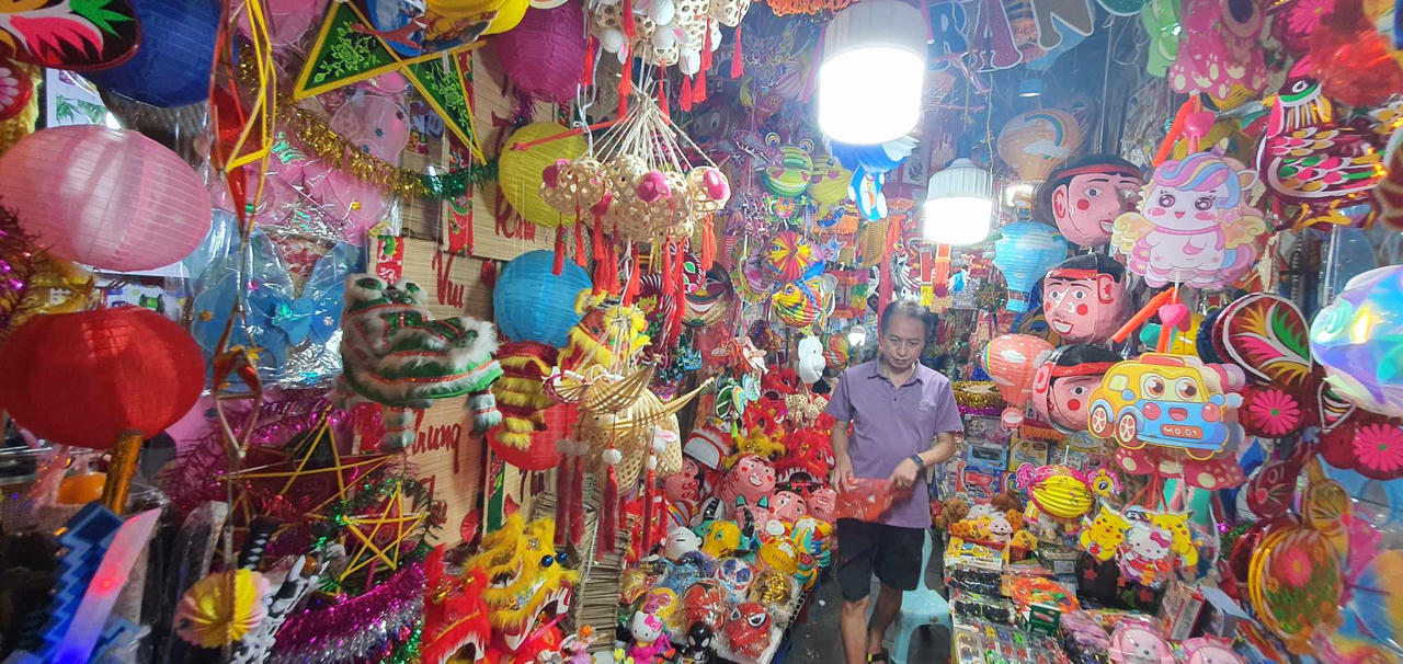 'Biển người' đổ về phố Hàng Mã trước thềm Trung thu