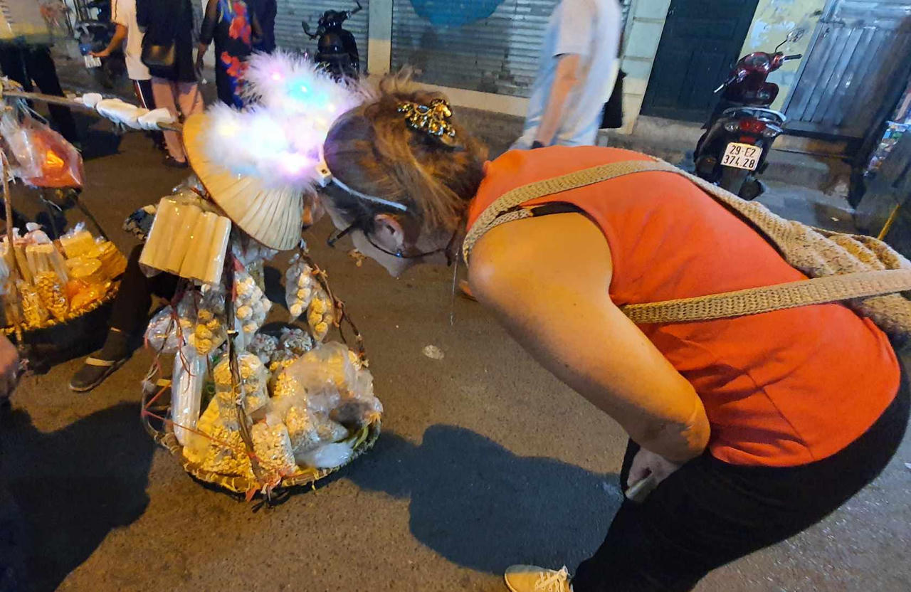 'Biển người' đổ về phố Hàng Mã trước thềm Trung thu