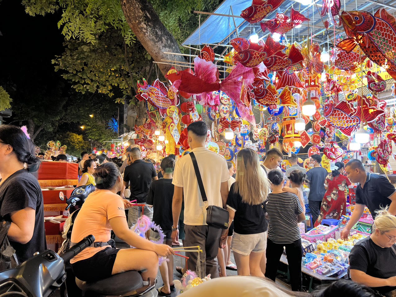 'Biển người' đổ về phố Hàng Mã trước thềm Trung thu