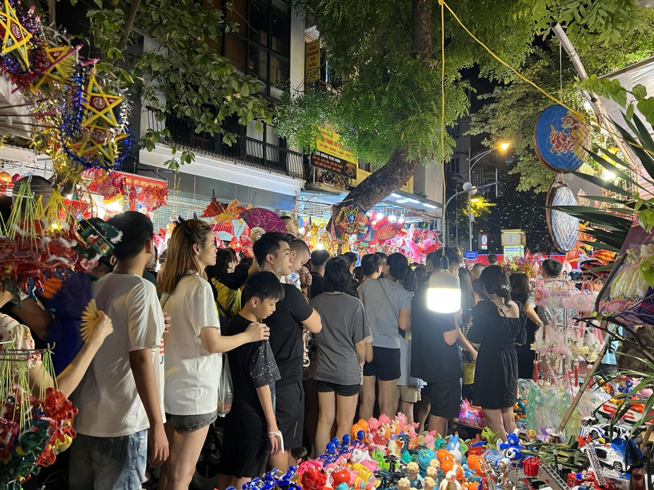 'Biển người' đổ về phố Hàng Mã trước thềm Trung thu
