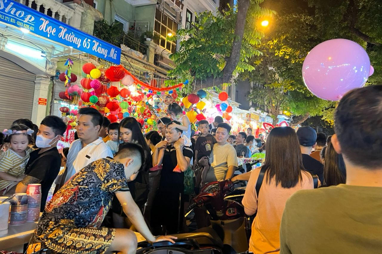 'Biển người' đổ về phố Hàng Mã trước thềm Trung thu