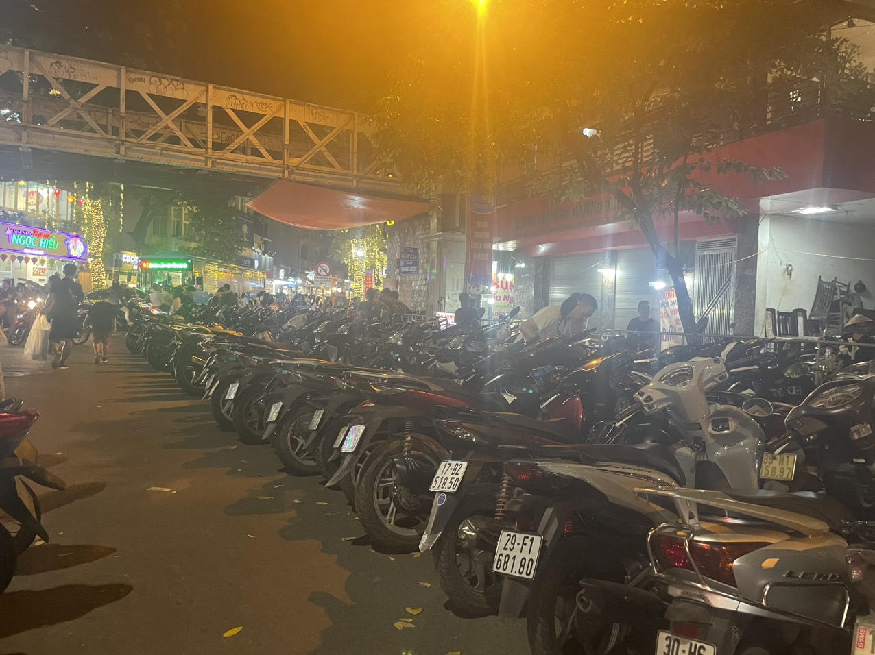 'Biển người' đổ về phố Hàng Mã trước thềm Trung thu