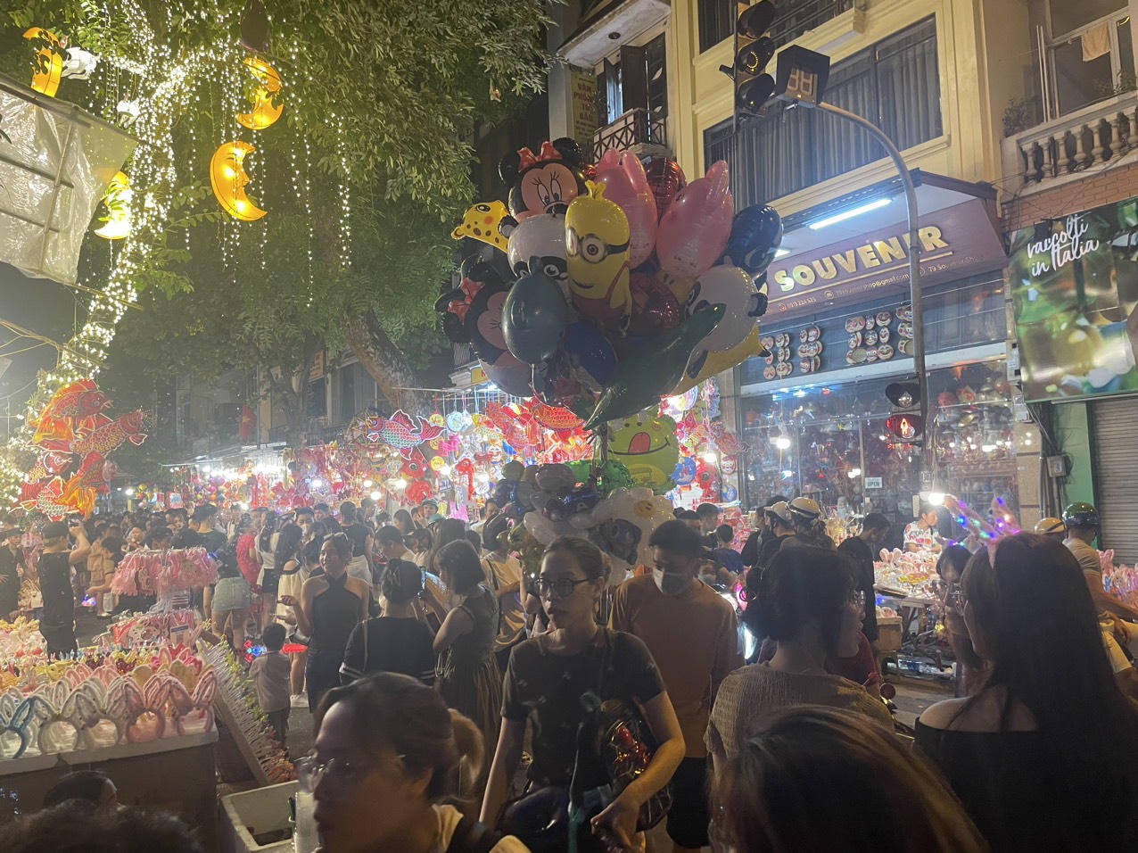 'Biển người' đổ về phố Hàng Mã trước thềm Trung thu