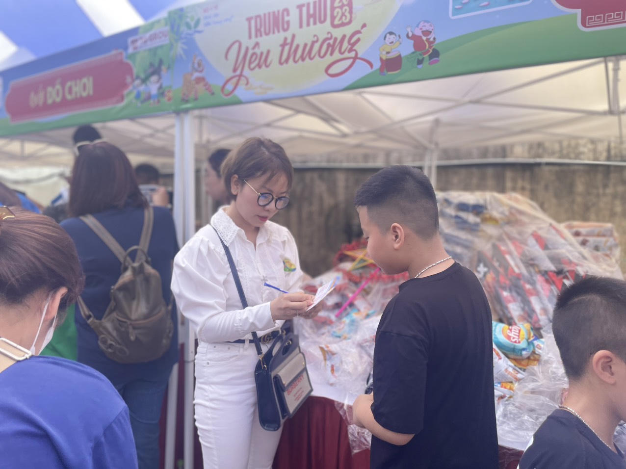 Xúc động chương trình 'Trung Thu yêu thương' tại Bệnh viện Nhi Trung ương 