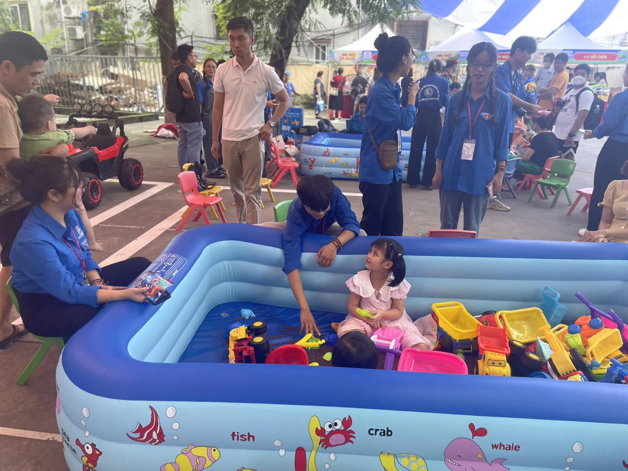 Xúc động chương trình 'Trung Thu yêu thương' tại Bệnh viện Nhi Trung ương 