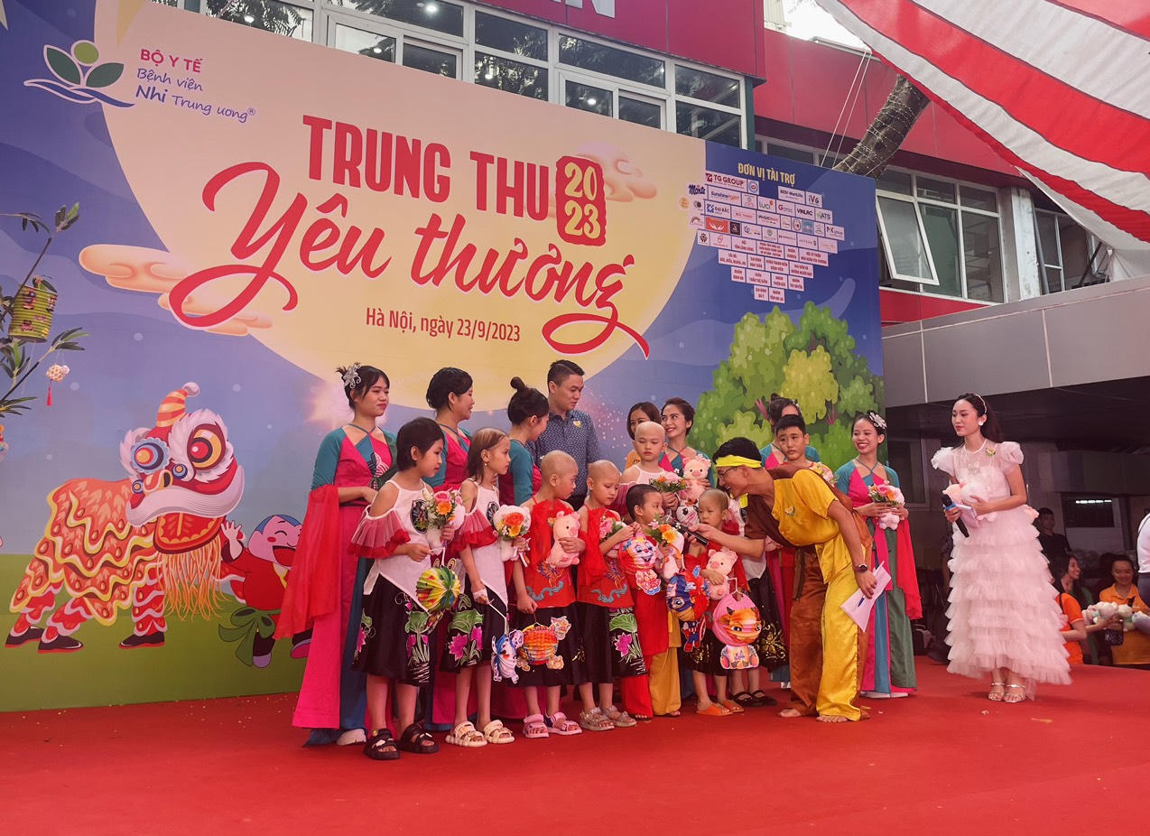 Xúc động chương trình 'Trung Thu yêu thương' tại Bệnh viện Nhi Trung ương 