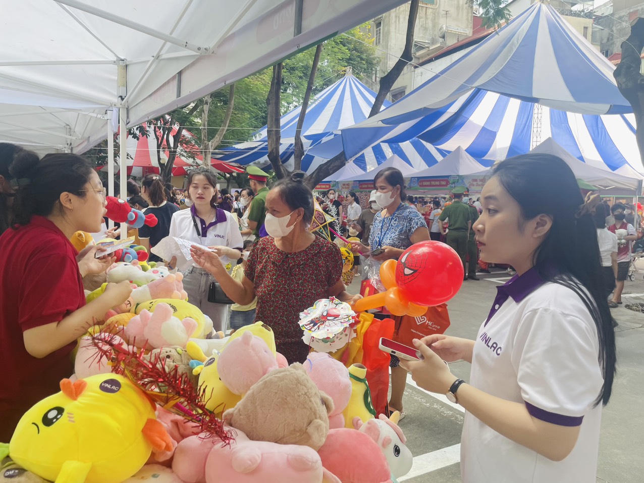 Xúc động chương trình 'Trung Thu yêu thương' tại Bệnh viện Nhi Trung ương 