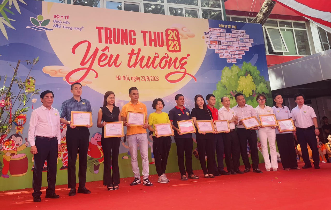 Xúc động chương trình 'Trung Thu yêu thương' tại Bệnh viện Nhi Trung ương 