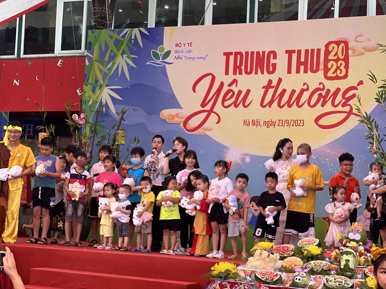 Xúc động chương trình 'Trung Thu yêu thương' tại Bệnh viện Nhi Trung ương 