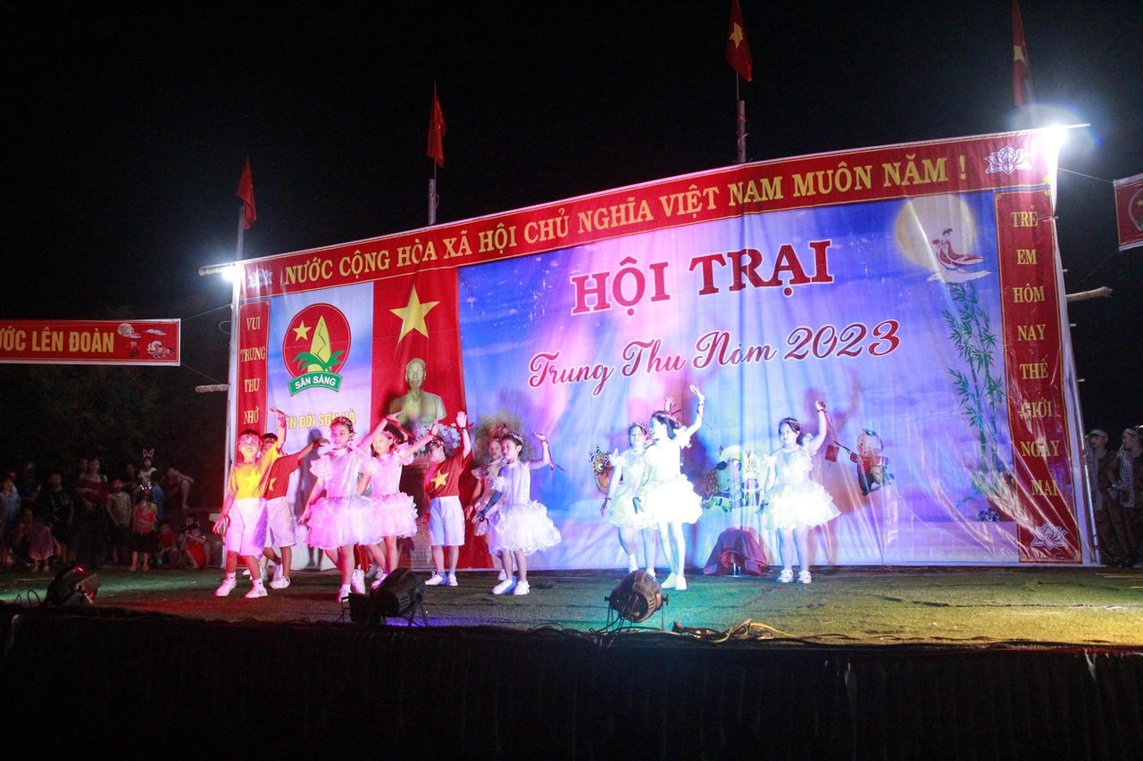 Trẻ làng quê rộn ràng chuẩn bị Tết Trung thu