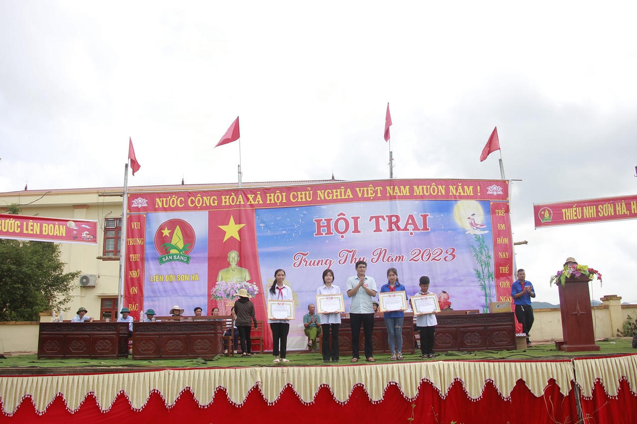 Trẻ làng quê rộn ràng chuẩn bị Tết Trung thu