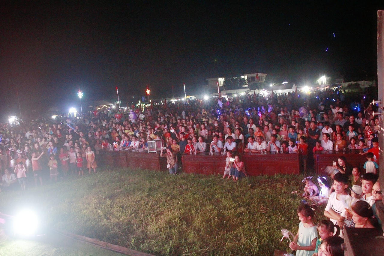 Trẻ làng quê rộn ràng chuẩn bị Tết Trung thu