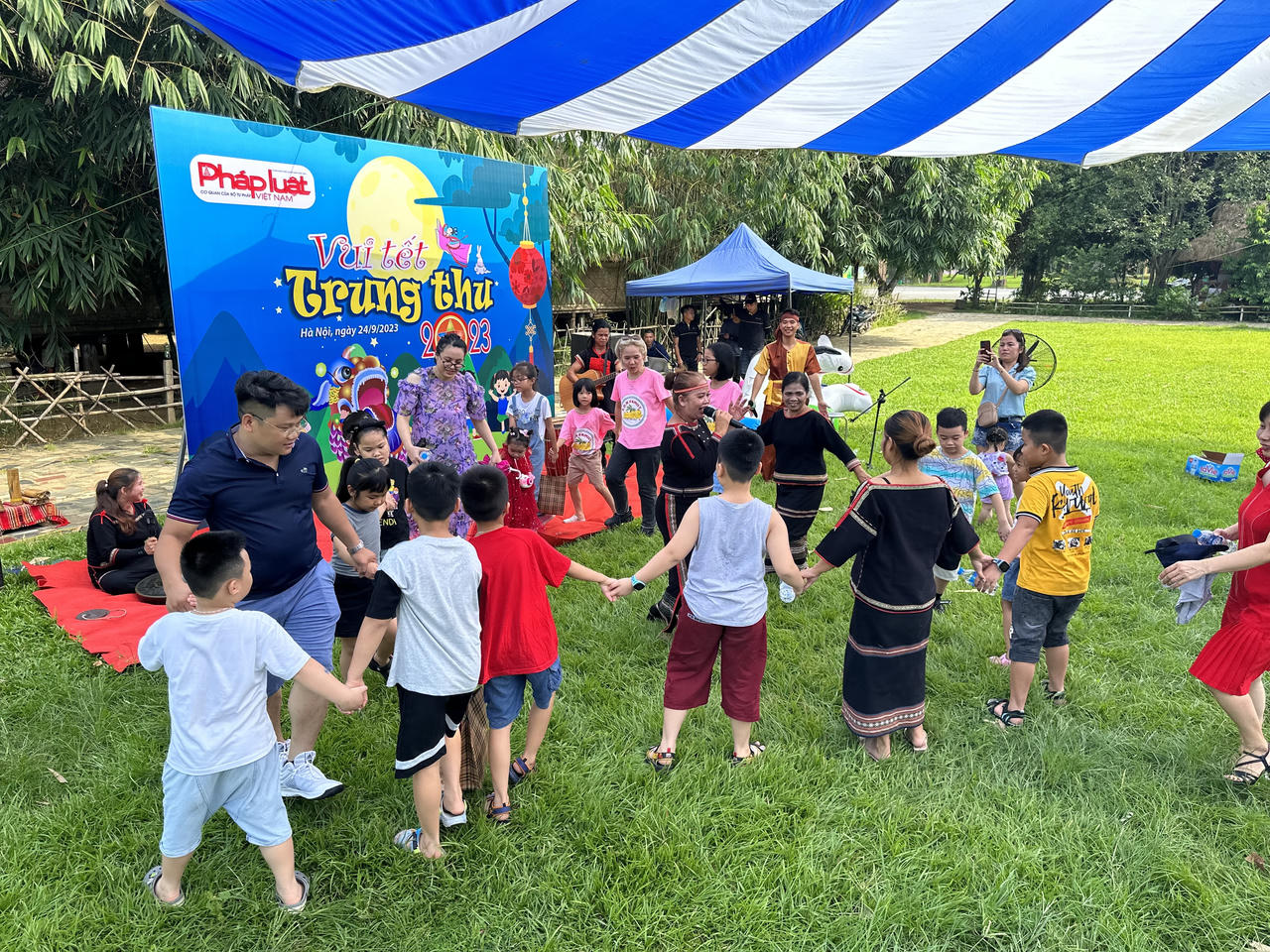 Báo Pháp luật Việt Nam tổ chức Trung thu cho con em cán bộ, phóng viên