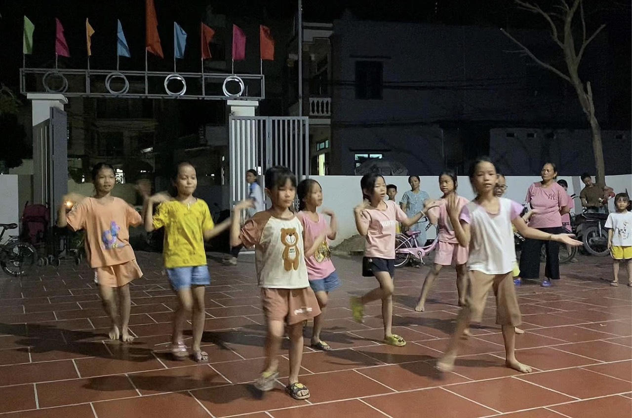 Trẻ làng quê rộn ràng chuẩn bị Tết Trung thu