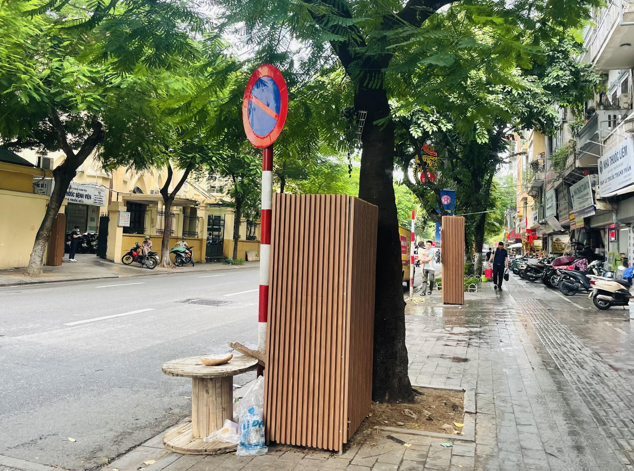 Loạt bốt điện ở Hà Nội được khoác 'áo chống rao vặt'