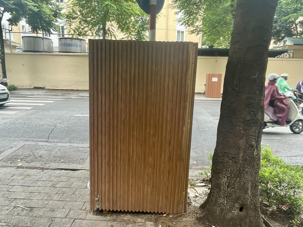 Loạt bốt điện ở Hà Nội được khoác 'áo chống rao vặt'