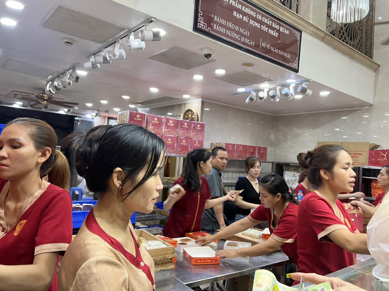 'Đến hẹn lại lên' người Hà Nội xếp hàng dài chờ mua bánh trung thu