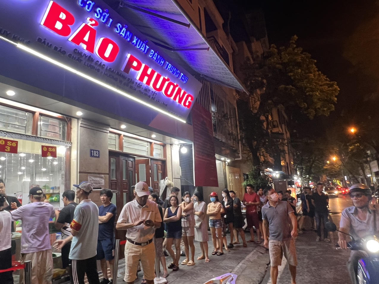 'Đến hẹn lại lên' người Hà Nội xếp hàng dài chờ mua bánh trung thu