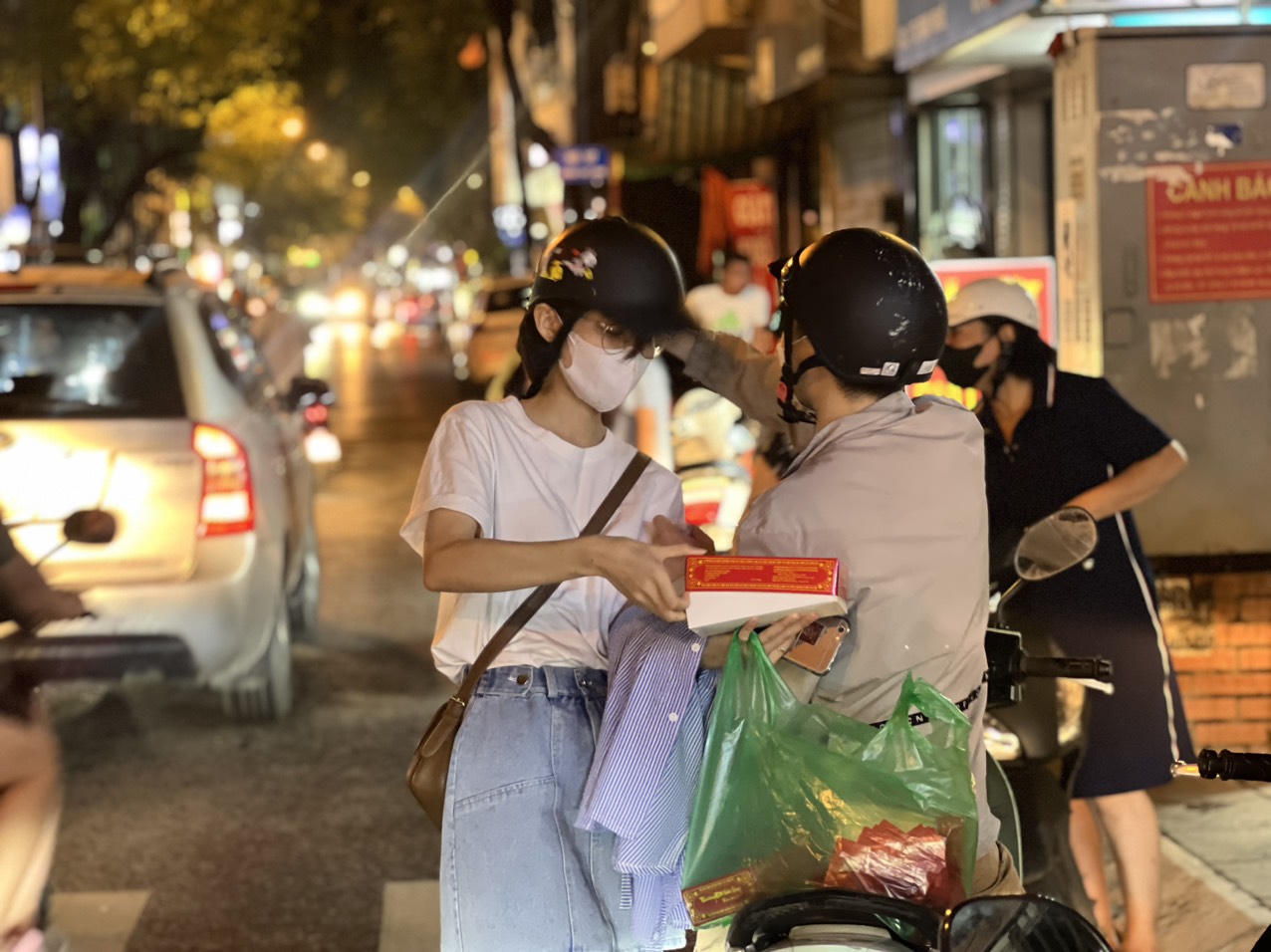 'Đến hẹn lại lên' người Hà Nội xếp hàng dài chờ mua bánh trung thu