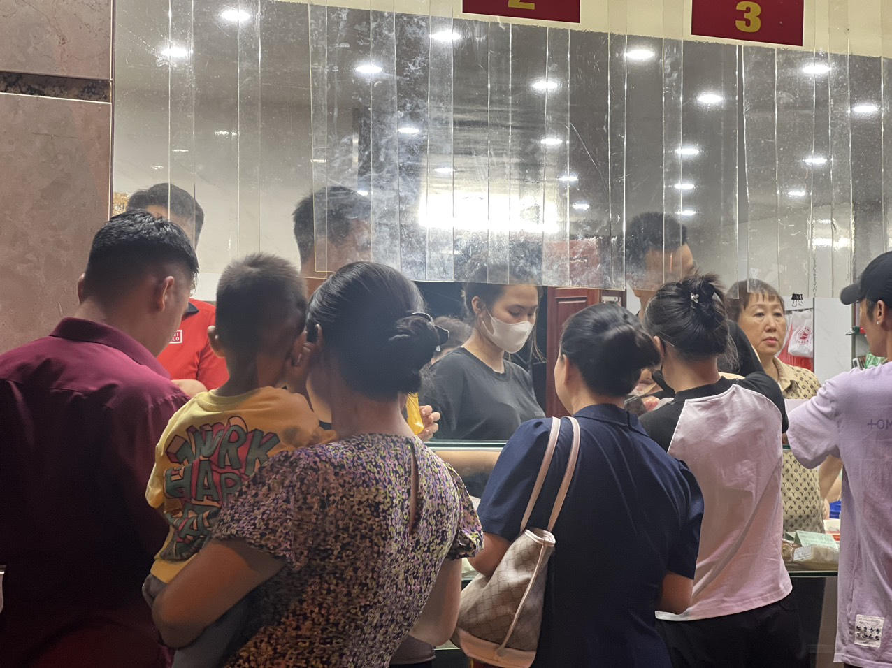 'Đến hẹn lại lên' người Hà Nội xếp hàng dài chờ mua bánh trung thu