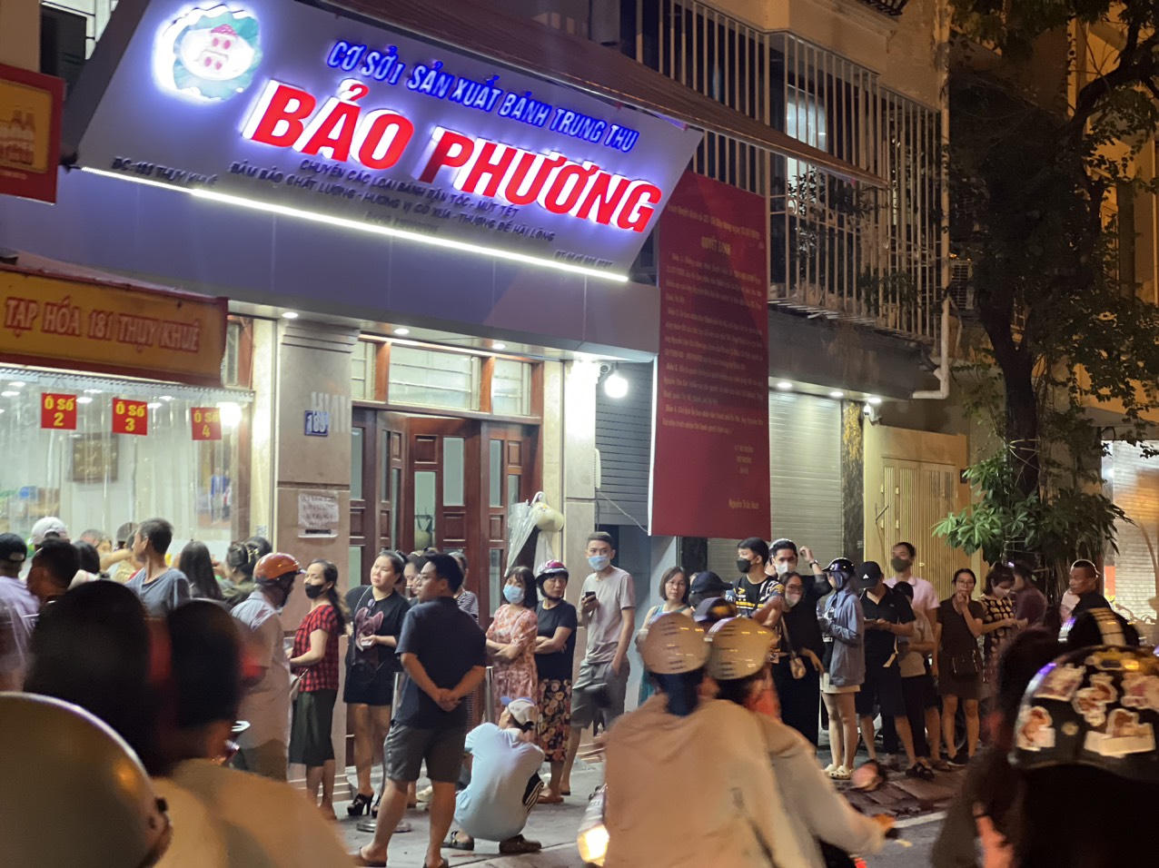 'Đến hẹn lại lên' người Hà Nội xếp hàng dài chờ mua bánh trung thu