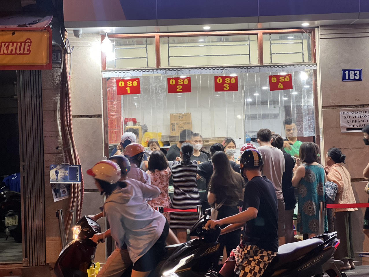 'Đến hẹn lại lên' người Hà Nội xếp hàng dài chờ mua bánh trung thu