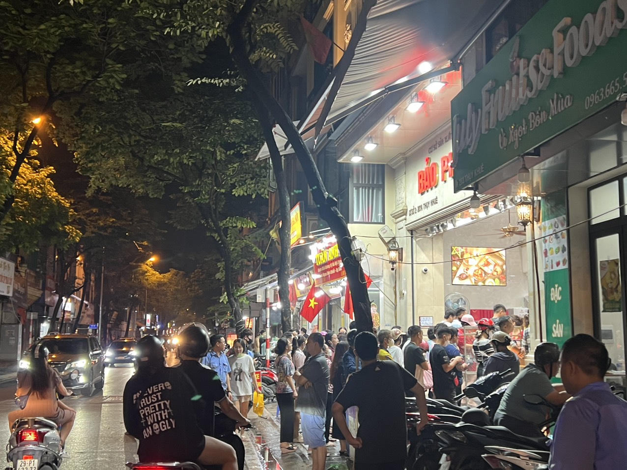 'Đến hẹn lại lên' người Hà Nội xếp hàng dài chờ mua bánh trung thu