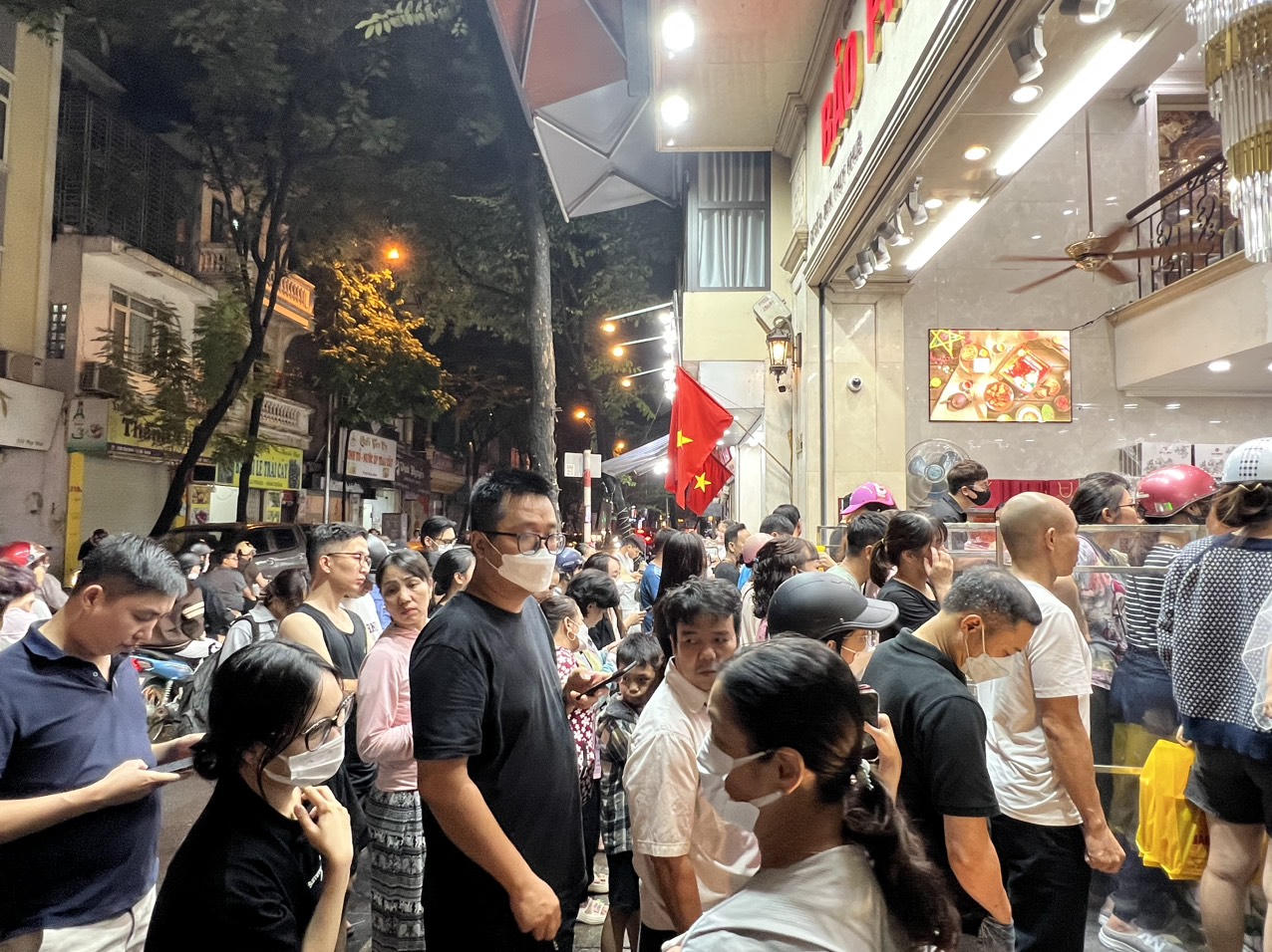 'Đến hẹn lại lên' người Hà Nội xếp hàng dài chờ mua bánh trung thu