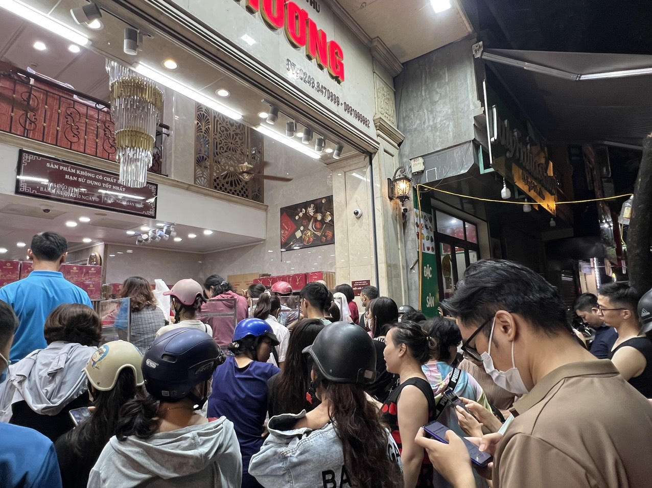 'Đến hẹn lại lên' người Hà Nội xếp hàng dài chờ mua bánh trung thu