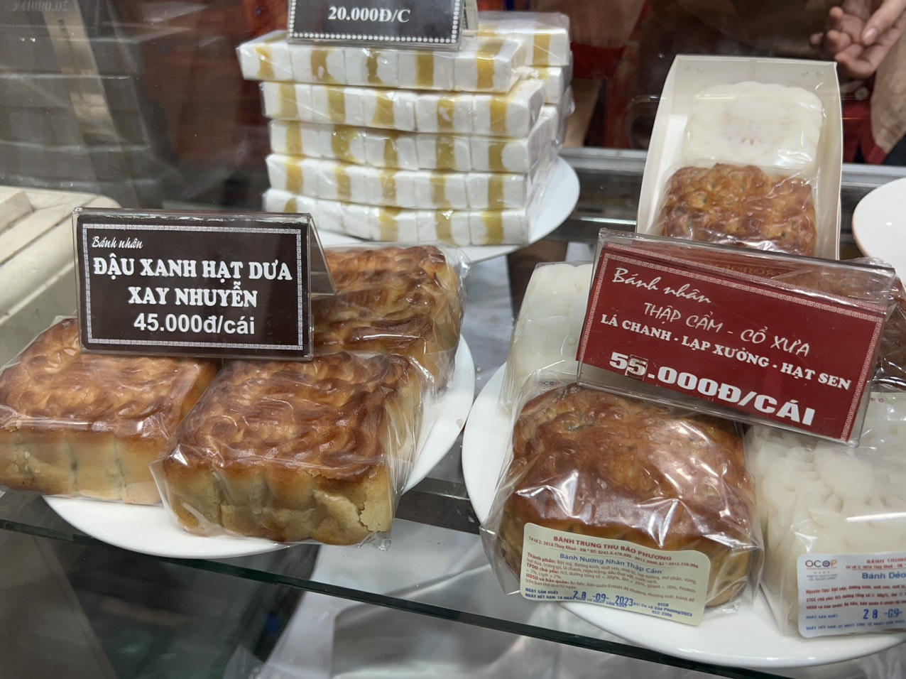 'Đến hẹn lại lên' người Hà Nội xếp hàng dài chờ mua bánh trung thu