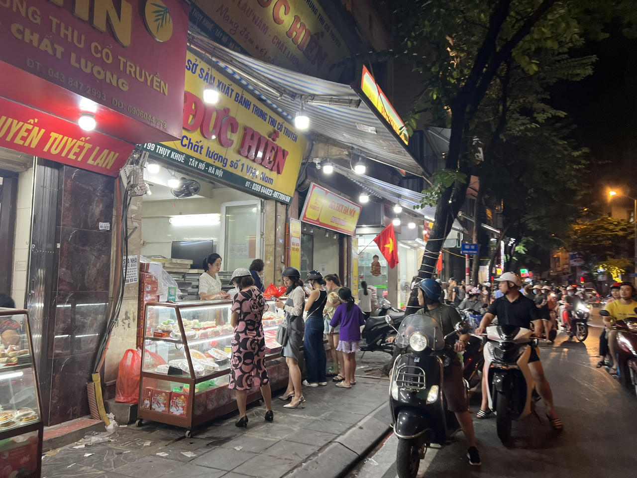 'Đến hẹn lại lên' người Hà Nội xếp hàng dài chờ mua bánh trung thu