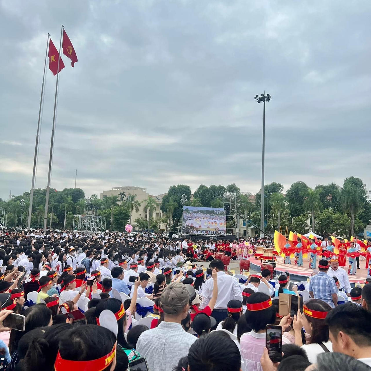 Hàng vạn người 'tiếp lửa' cho 4 nhà leo núi Olympia 2023