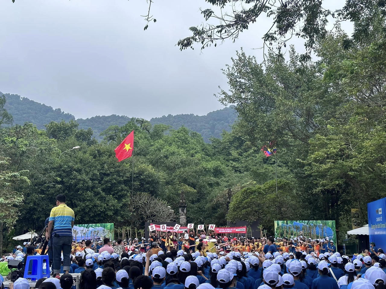 Hàng vạn người 'tiếp lửa' cho 4 nhà leo núi Olympia 2023