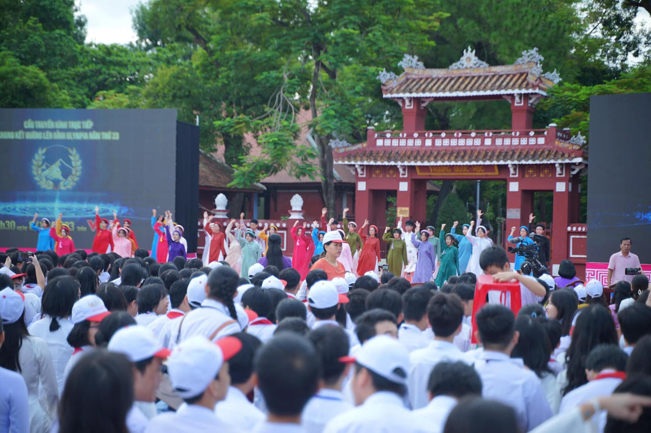 Hàng vạn người 'tiếp lửa' cho 4 nhà leo núi Olympia 2023