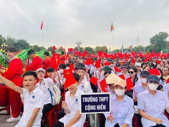 Hàng vạn người 'tiếp lửa' cho 4 nhà leo núi Olympia 2023