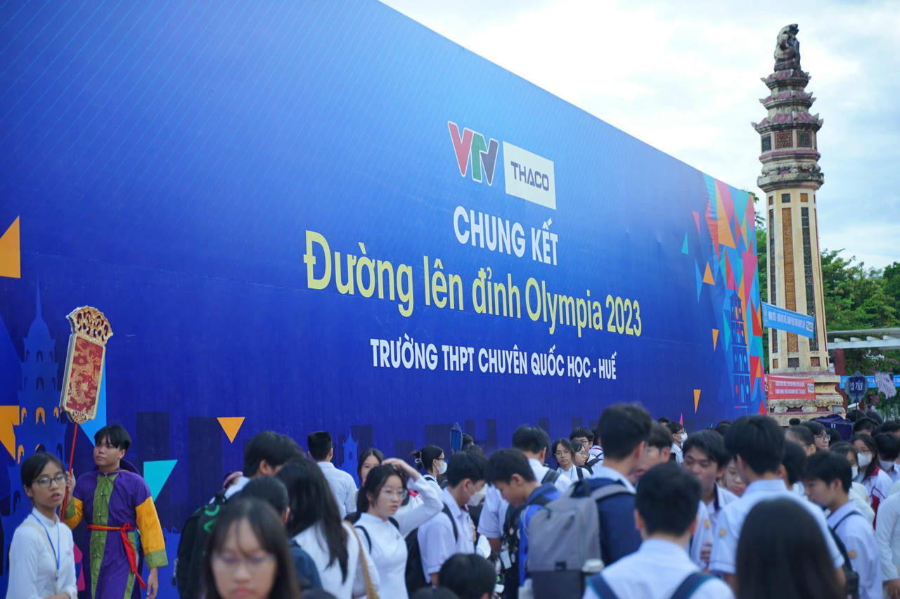 Hàng vạn người 'tiếp lửa' cho 4 nhà leo núi Olympia 2023