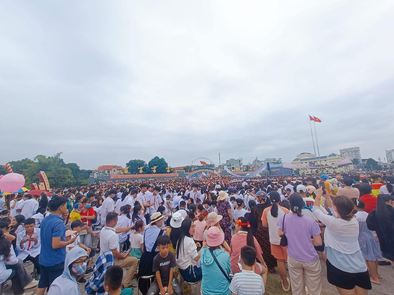 Hàng vạn người 'tiếp lửa' cho 4 nhà leo núi Olympia 2023