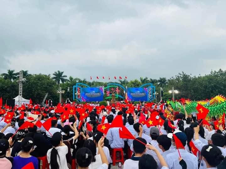 Hàng vạn người 'tiếp lửa' cho 4 nhà leo núi Olympia 2023