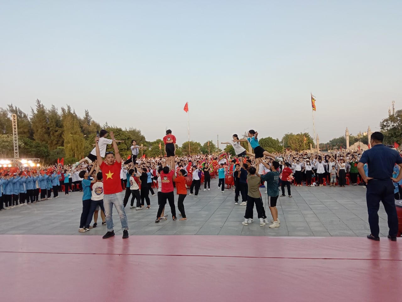 Hàng vạn người 'tiếp lửa' cho 4 nhà leo núi Olympia 2023