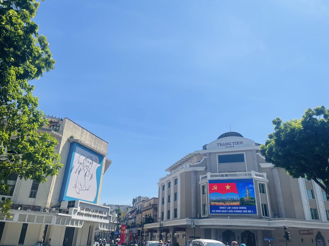 Phố phường Hà Nội rực rỡ màu cờ kỷ niệm 69 năm Ngày Giải phóng Thủ đô