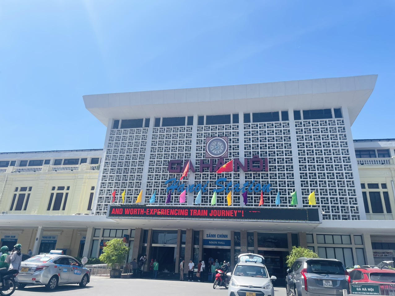 Phố phường Hà Nội rực rỡ màu cờ kỷ niệm 69 năm Ngày Giải phóng Thủ đô