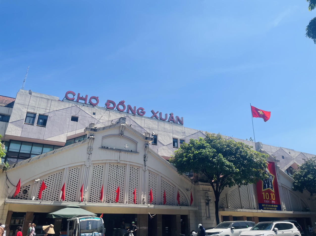 Phố phường Hà Nội rực rỡ màu cờ kỷ niệm 69 năm Ngày Giải phóng Thủ đô